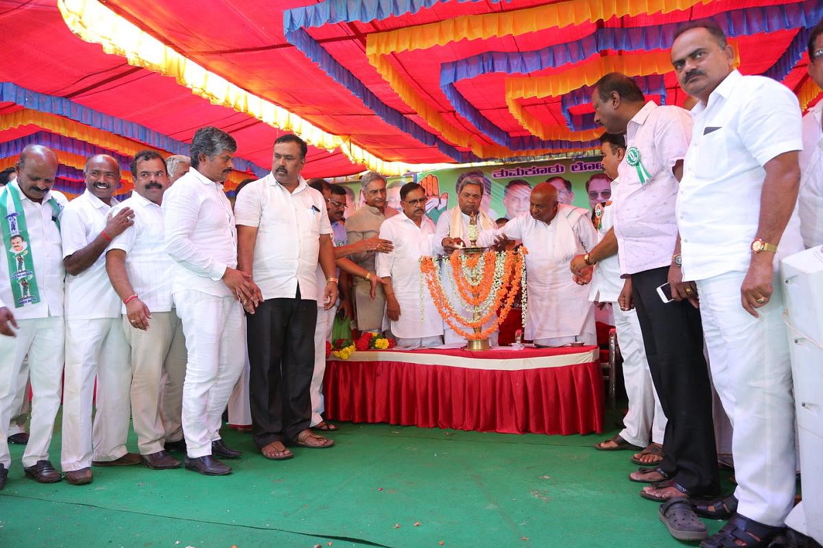 Former prime minister and JD(S) candidate H D Deve Gowda and former chief minister Siddaramaiah inaugurate a joint convention of Congress-JD(S) workers in Tiptur on Wednesday.