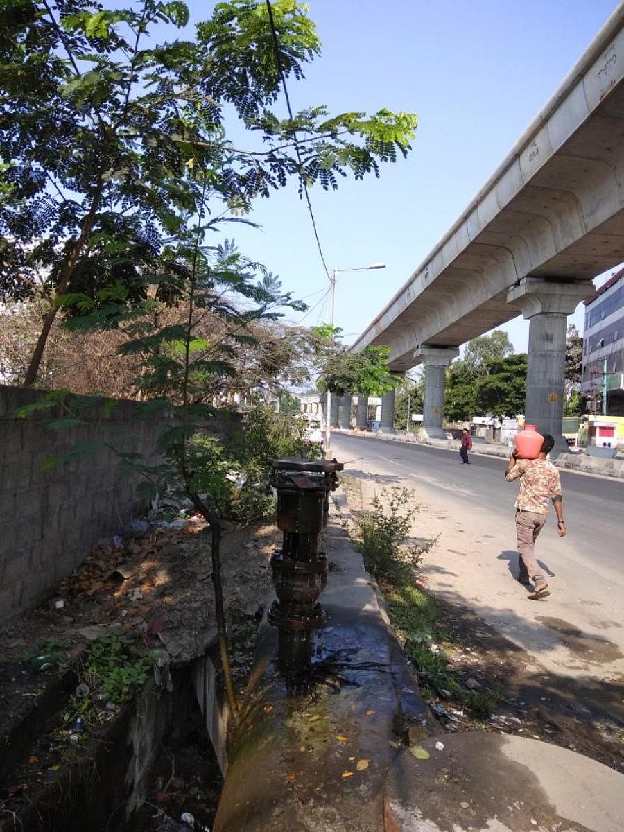 Cauvery water leaking from the air valve on Mysuru Road.