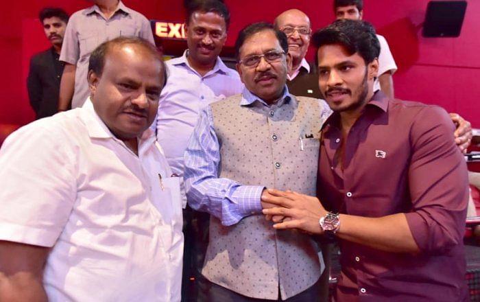 Even as Nikhil, son of Chief Minister H D Kumaraswamy, was preparing the ground for a smooth election, a shrill demand arose from the fans of Ambareesh. Now, it is growing into a movement in favour of Sumalatha. (DH File Photo)