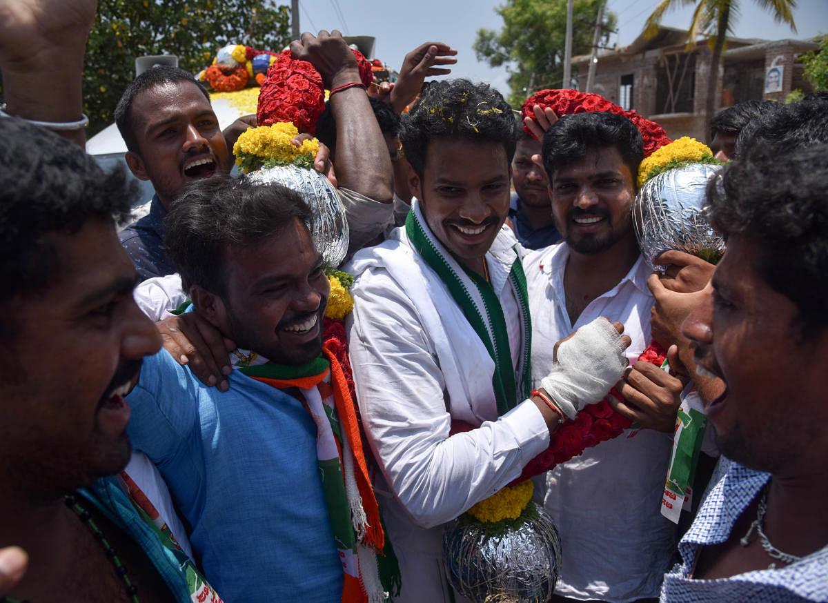 Coalition candidate for Mandya seat Nikhil Kumaraswamy gels with voters at B Gowdagere and Kannalli in Mandya district on Thursday. DH Photos / B H Shivakumar