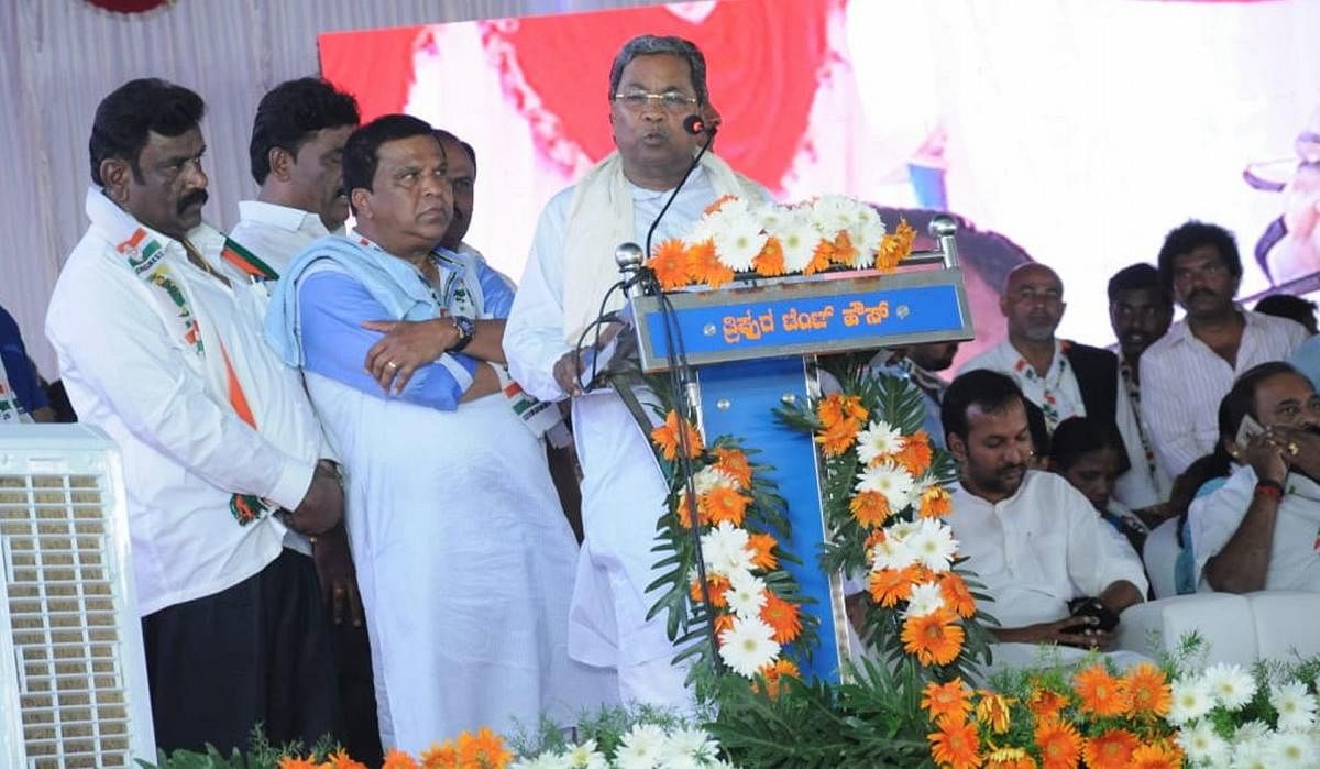 Congress Legislature Party leader Siddaramaiah addresses a joint campaign rally for coalition nominee from Mandya Nikhil Kumaraswamy in Nagamangala on Friday. DH PHOTO