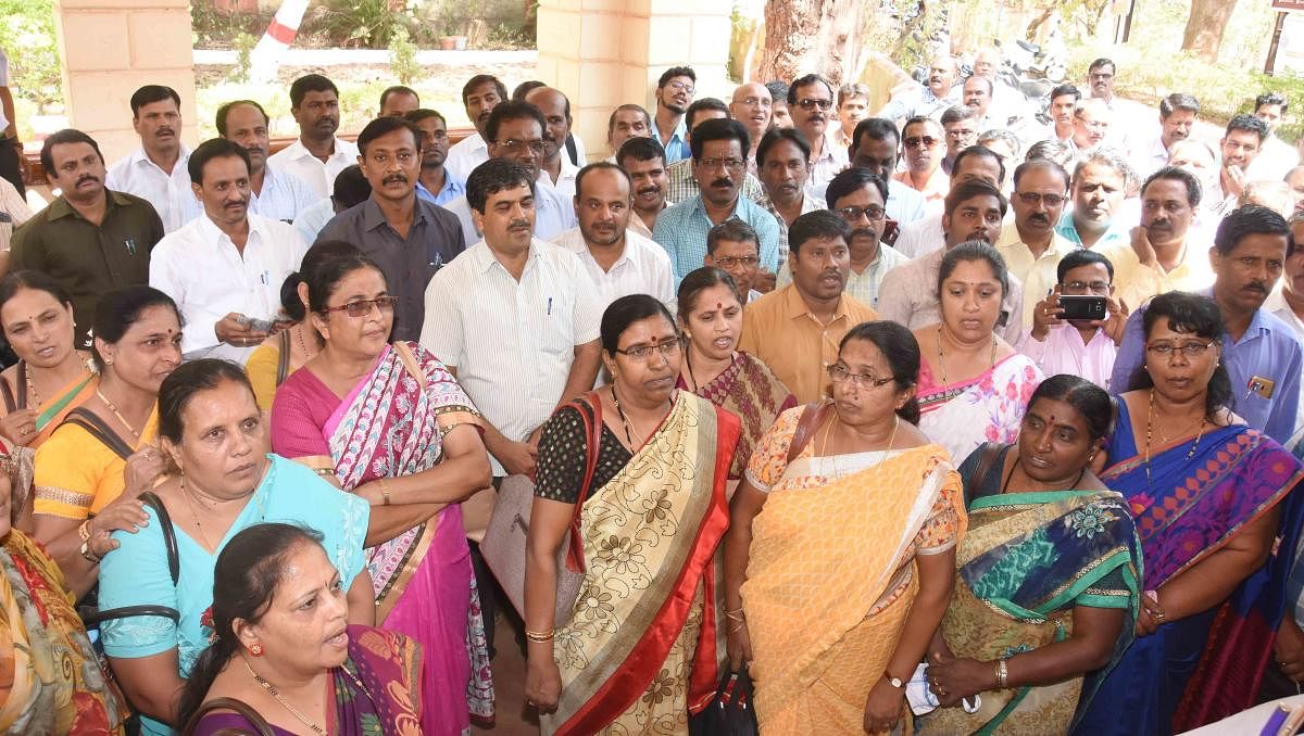 Teachers from aided schools stage a protest demanding release of their pending wages in front of the office of Deputy Director, Department of Education, in Dharwad, in March, 2019. DH photo