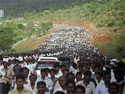 People returns after attending Y S Rajasekhara Reddy's cremation at Idupulapaya estate, 480 kilometers away from Hyderabad on Friday. AP
