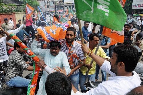 Bharatiya Janata Party (BJP) workers clash with Jharkhand Mukti Morcha (JMM) workers who showed black flags to Union Steel Minister Narendra Singh Tomar at Hinoo Chowk in Ranchi on Saturday. PTI Photo