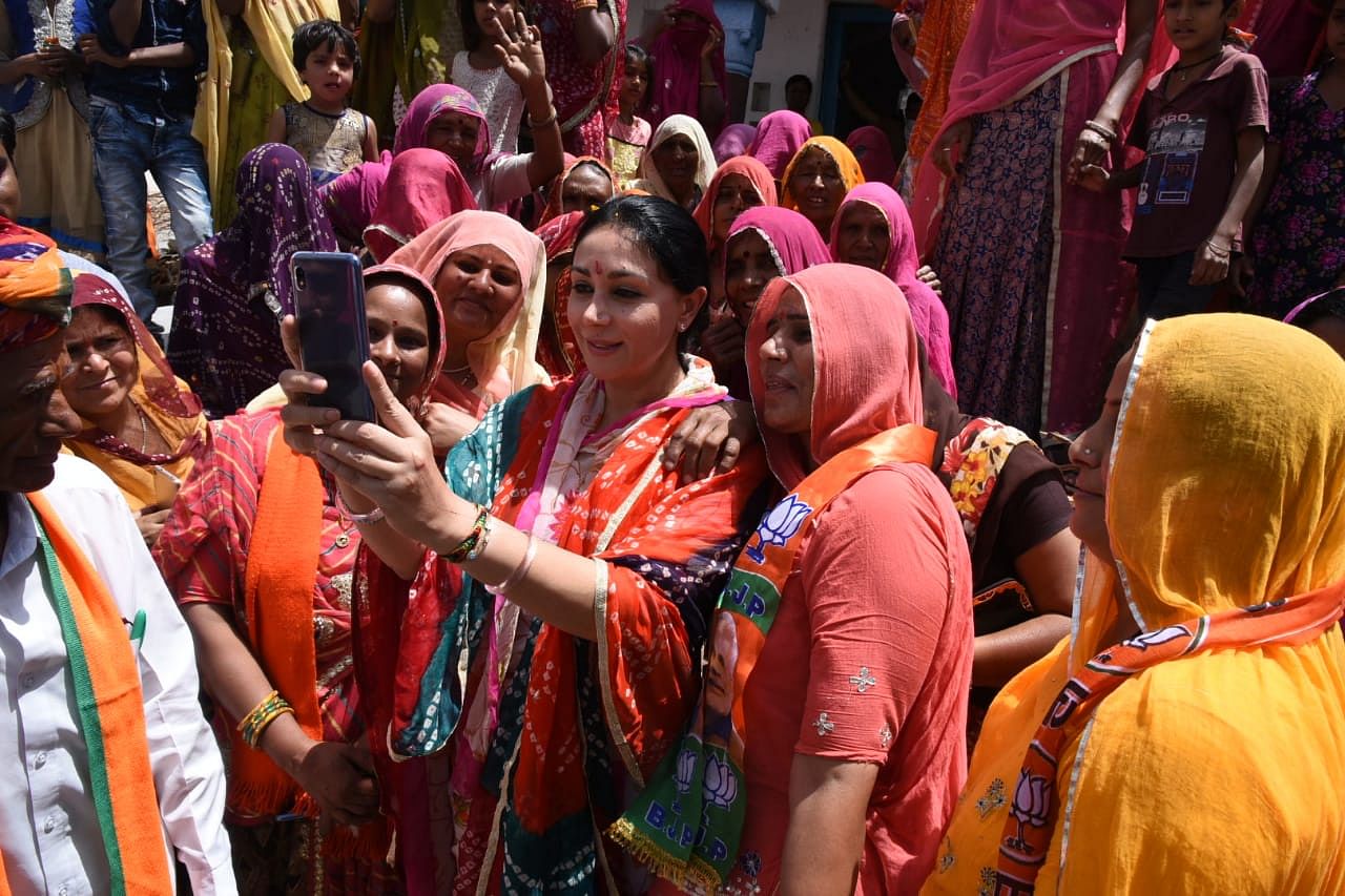 Diya kumari taking selfie with her supporters