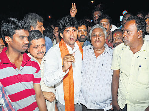 BJP workers led by Mysore candidate Pratap Simha and MLC Go Madhusudhan argue with a police officer during a protest against Chief Minister Siddaramaiah in Mysore on  Wednesday. DH Photo