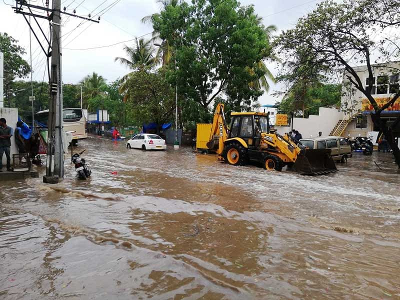 While the sudden downpour on Wednesday afternoon brought much-needed relief from the heat for Bengalureans, many arterial roads were left inundated. (DH Photo)