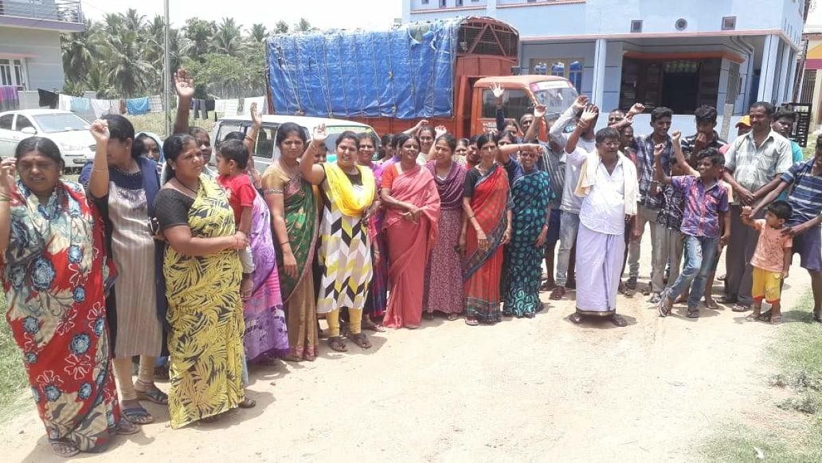 Residents of Hosa Badavane stage a protest and warn of boycotting the polls on Thursday in Maddur taluk, Mandya district.