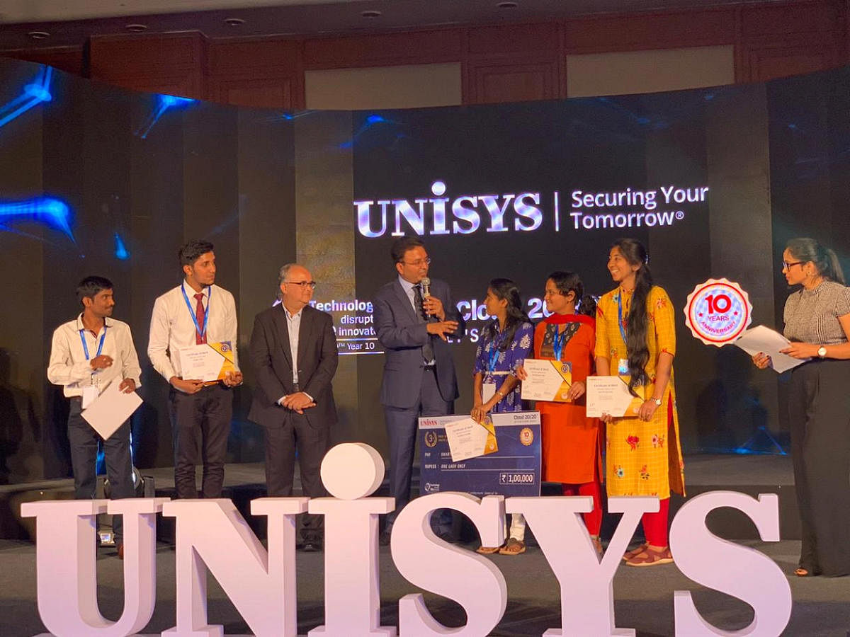 Project Guide Ramalingam of the Mangalore Institute of Technology and Engineering, Moodbidri, with students who won the third prize at the 10th edition of the Unisys All India Project Competition Cloud 20/20.