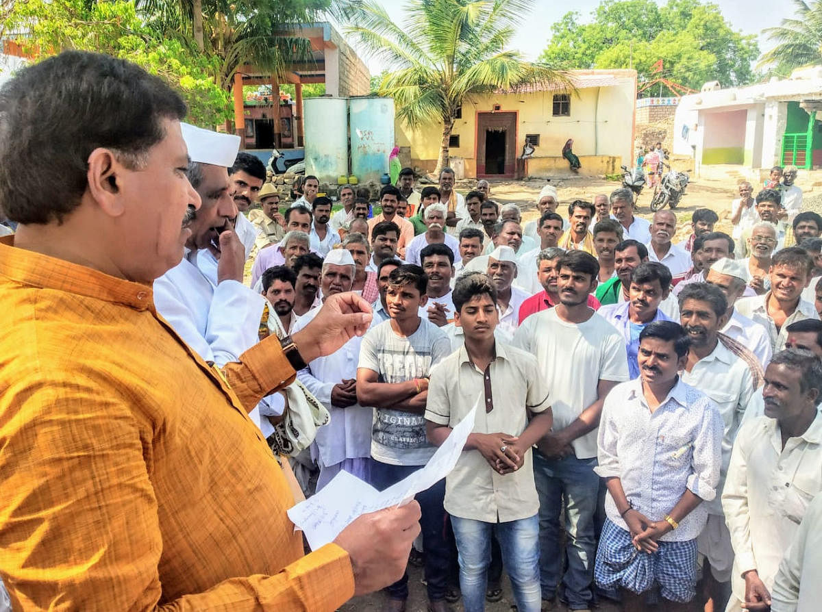 BJP nominee from Belgaum Lok Sabha constituency Suresh Angadi interacts with villagers during a campaign at Umathar in Ramdurg taluk. DH PHOTO