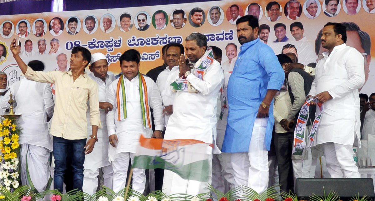 Congress-JD(S) coalition coordination committee chairperson Siddaramaiah waves at the crowed during a public meeting to seek votes for Koppal Lok Sabha candidate, in Siruguppa of Ballari district on Friday. DH Photo