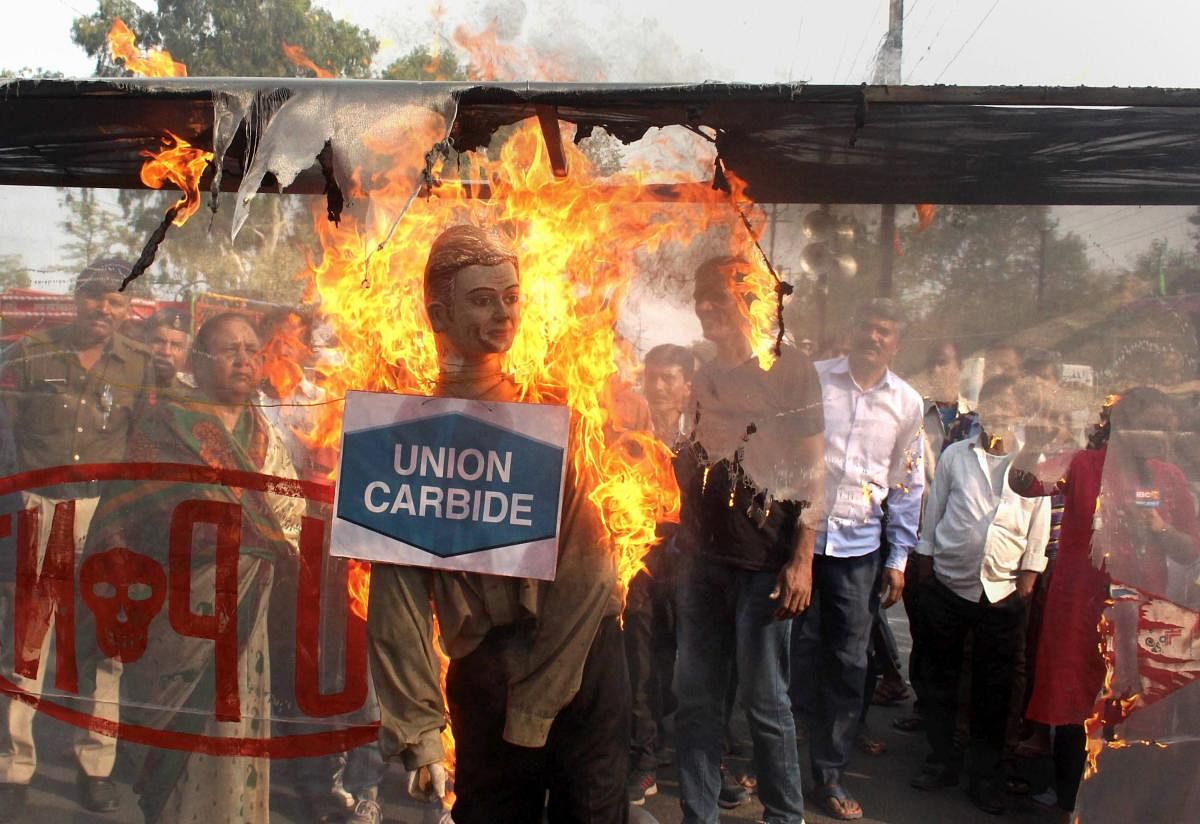 Survivors of the 1984 Bhopal gas disaster burn an effigy representing Union Carbide and Dow Chemicals companies during a protest on the occasion the 34th anniversary of the tragedy, in Bhopal on Dec 3, 2018. (PTI Photo)