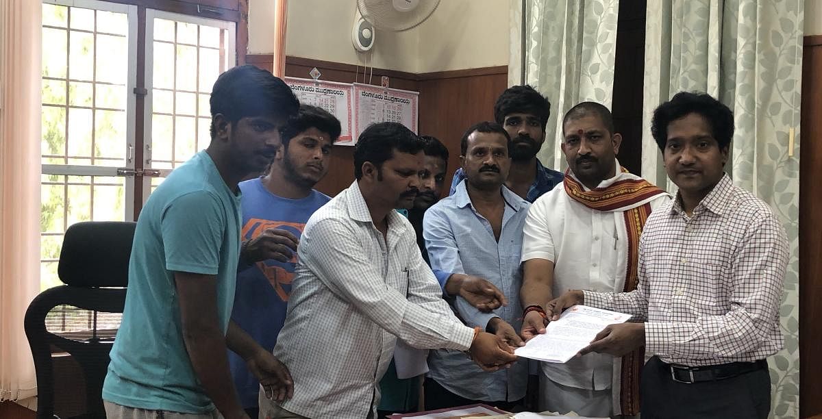 Members of VHP and Bajrang Dal submit a memorandum to Deputy Commissioner Dr Bagadi Gautham.