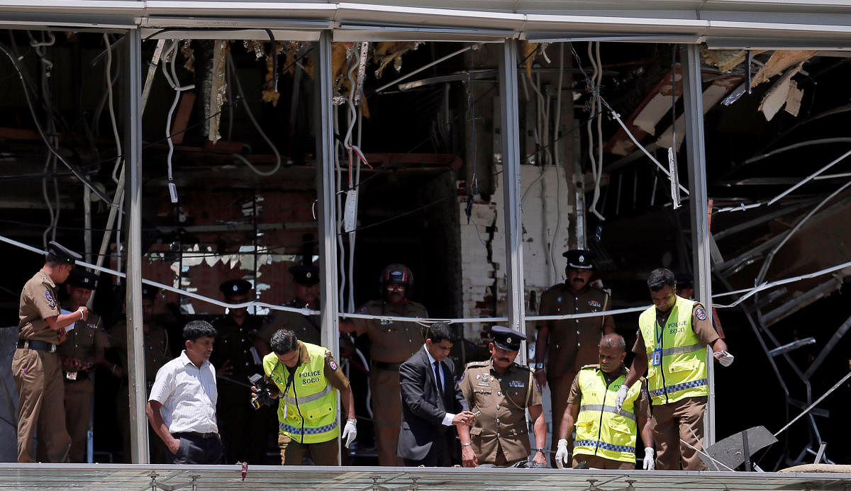 Crime scene officials inspect the explosion area at Shangri-La hotel in Colombo, Sri Lanka. REUTERS photo