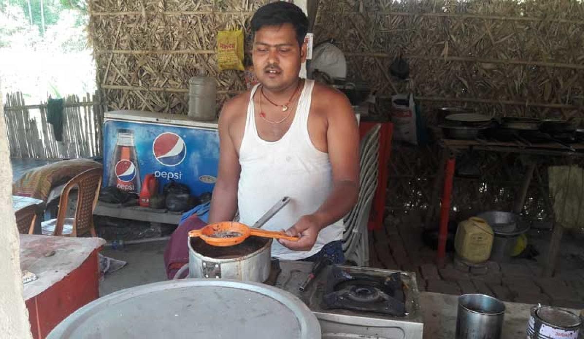 A tea-shop owner on one of the highways in Bihar. Photo: DH/Abhay Kumar