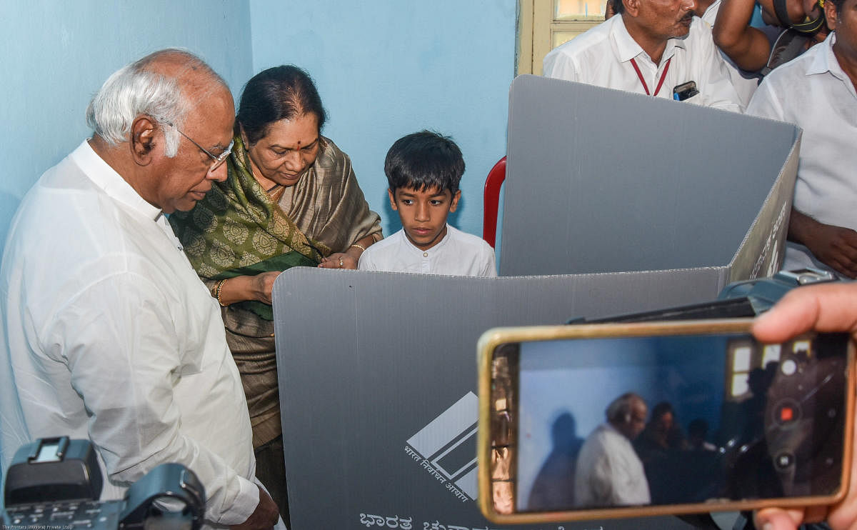 Congress MP candidate Mallikarjun Kharge, his wife Radhabai and their grandson at a polling booth in Basavanagar, Kalaburagi on Tuesday. DH Photo / Prashanth H G