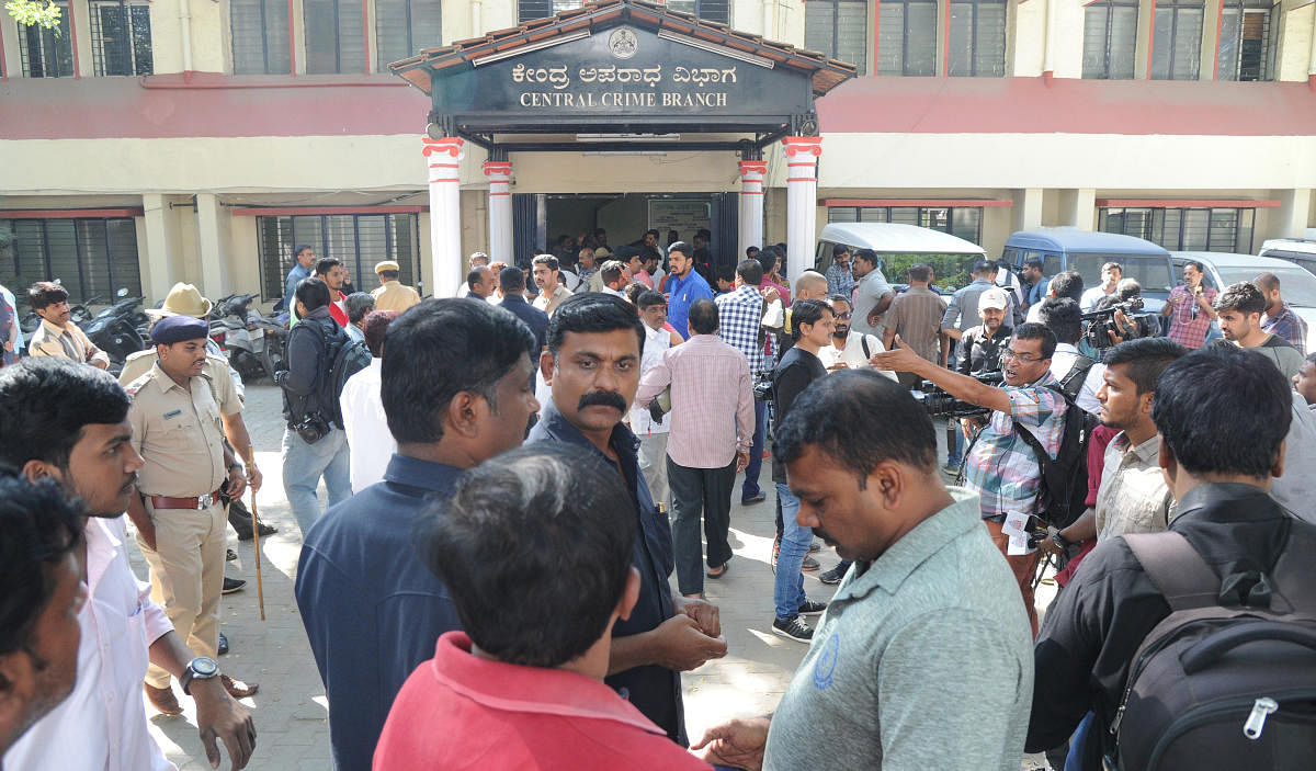 Media and police gathered infront of CCB office at Chamarajapet in Bengaluru on Saturday. Photo Srikanta Sharma R.