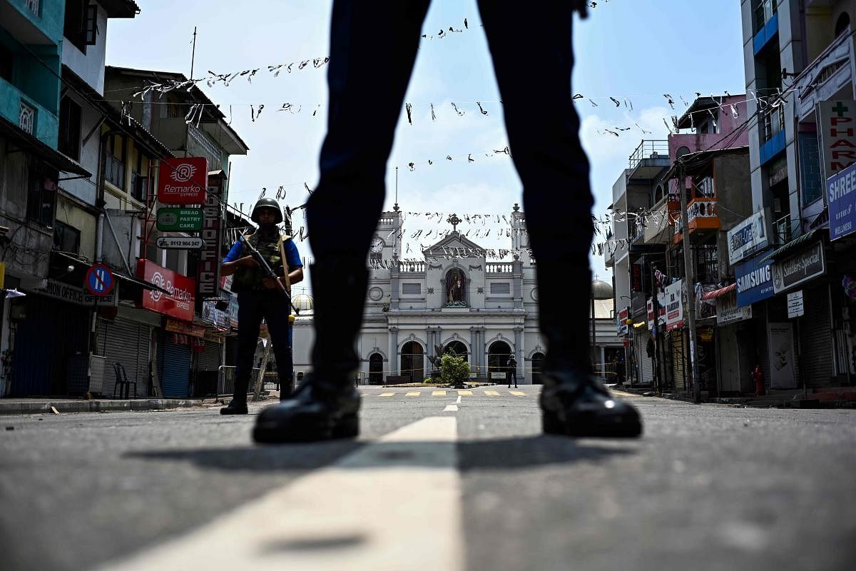 Soldiers stand guard outside St. Anthony's Shrine in Colombo, following a series of bomb blasts targeting churches and luxury hotels on the Easter Sunday in Sri Lanka. (AFP Photo)