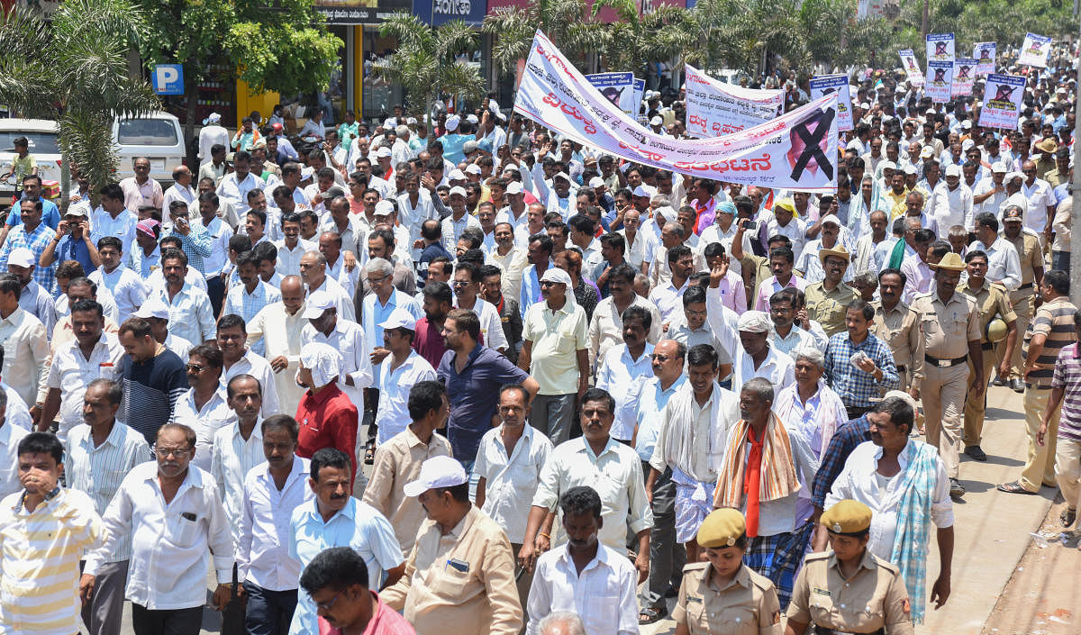 Members of Veerashaiva-Lingayat Samanamanaskara Vedike take out a protest march in Davangere on Thursday, demanding action against former ZP president Y Ramappa on charges of caste abuse. DH PHOTO