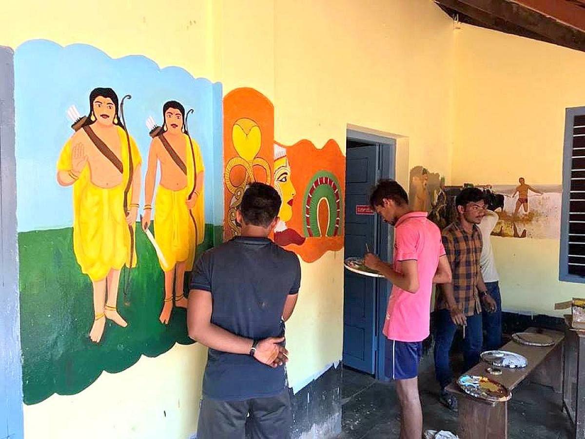 Artistes adore the walls of Government Primary School, Kairangala, Bantwal with the paintings depicting the culture of Tulunadu.