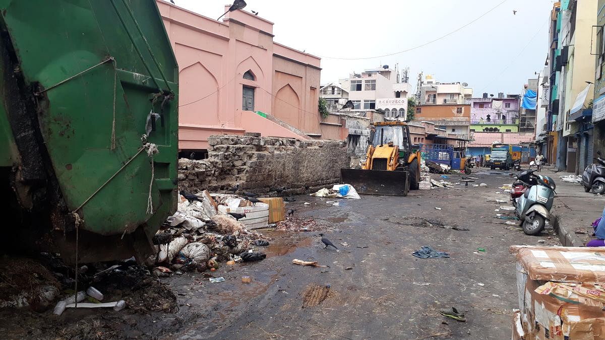 Waste generated by Russell Market and surrounding areas in Shivajinagar is dumped beside the heritage building. The street is littered with stinking raw meat and vegetable waste, unmindful of the health hazards.