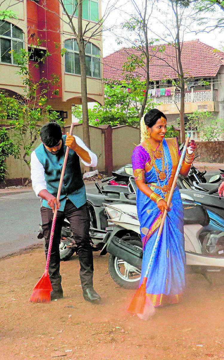 Shivu Puttur and Suma Kodikal take part in the cleanliness drive near Urwa Press Club in Mangaluru on Sunday.