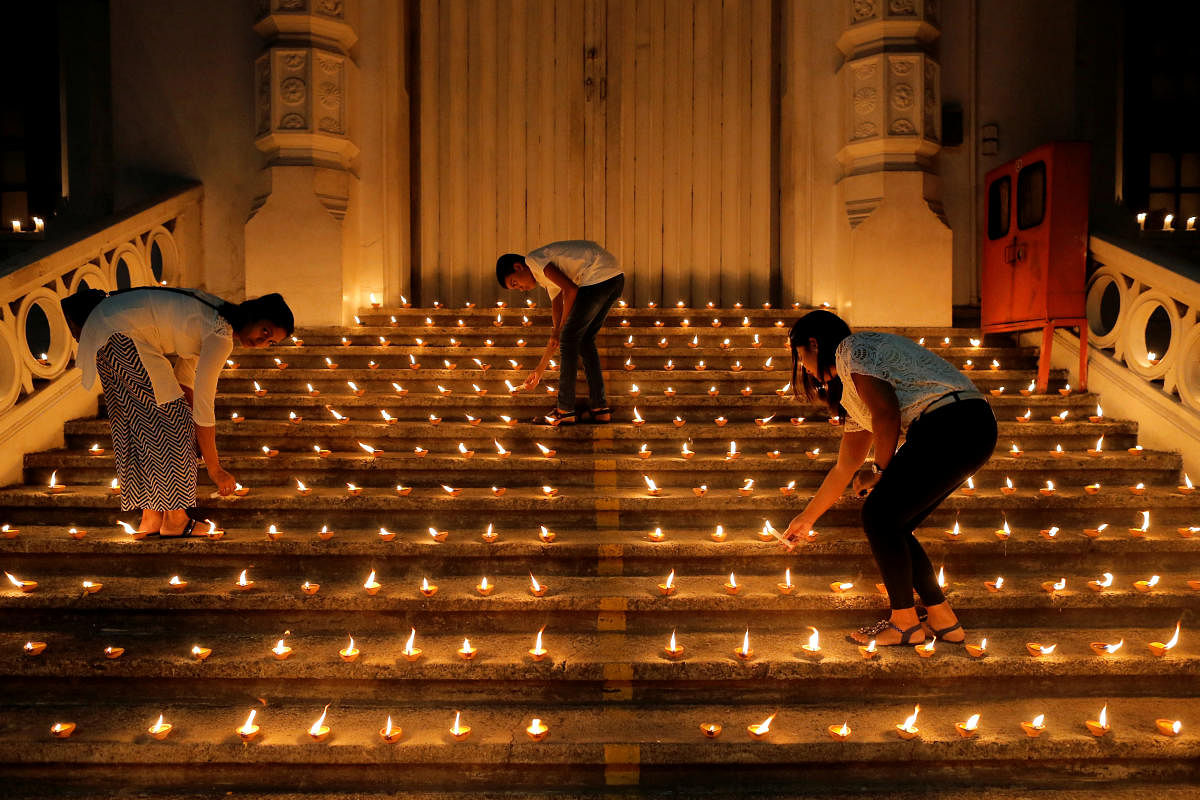 People light candles during a vigil in memory of the victims of a string of suicide bomb attacks across the island on Easter Sunday, in Colombo, Sri Lanka April 28, 2019. (Reuters)