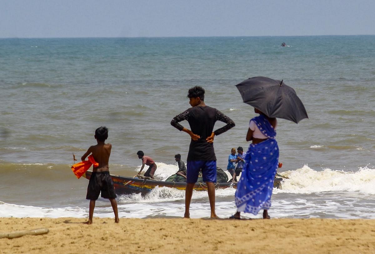 Fishermen return to anchor their boat after they were advised not to venture into the sea in the view of cyclonic storm ‘Fani’, at Puri beach. (PTI Photo)