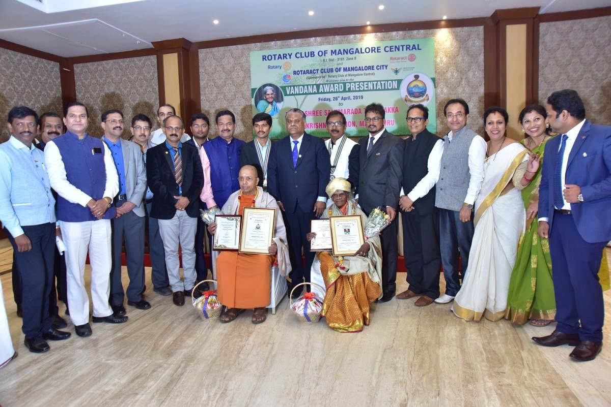 Vandana awards were presented to Ramakrishna Mutt head Swami Jithakamananda and environmentalist Salumarada Thimmakka in Mangaluru.