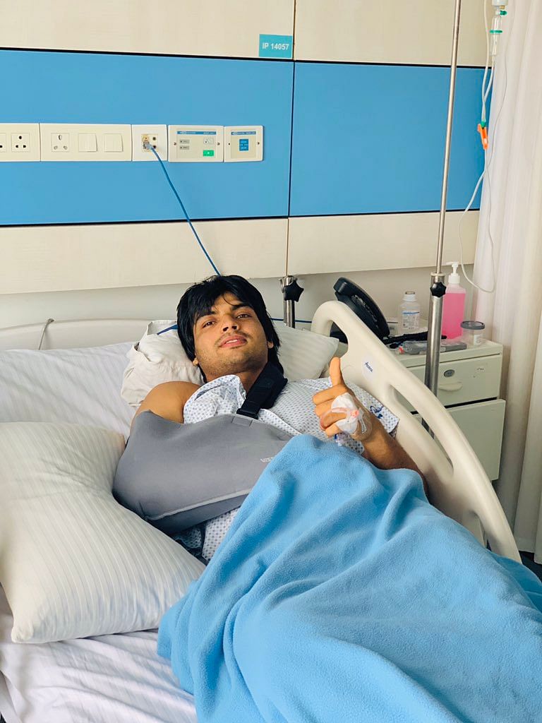 Neeraj Chopra gives a thumbs-ups after undergoing an elbow surgery at the Kokilaben Dhirubhai Ambani Hospital in Mumbai. TWITTER