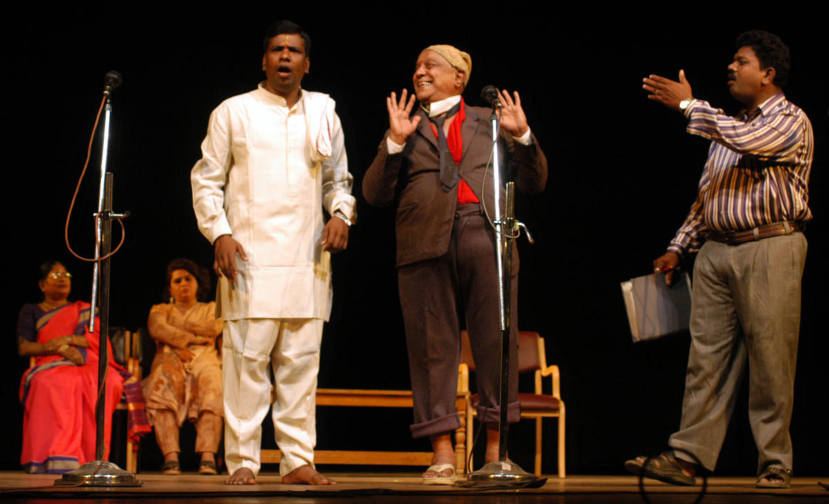 Dramatist Master Hiranaya (centre) took center stage and enthralled audiences with "Mukhmal topi".