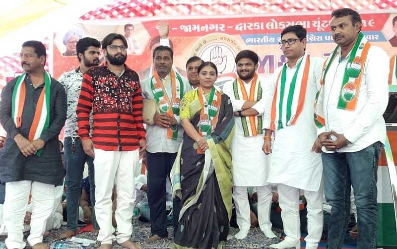 Nainaba, elder sister of cricketer Ravindra Jadeja, joined Congress in presence of her father Anirudhsinh Jadeja and Congress leader Hardik Patel.  DH photo