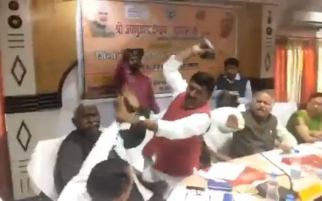 BJP had been left red-faced after its sitting MP Sharad Tripathi thrashed party legislator Rakesh Baghel with shoes in the midst of an official meeting in Sant Kabir Nagar district. (Screen grab)