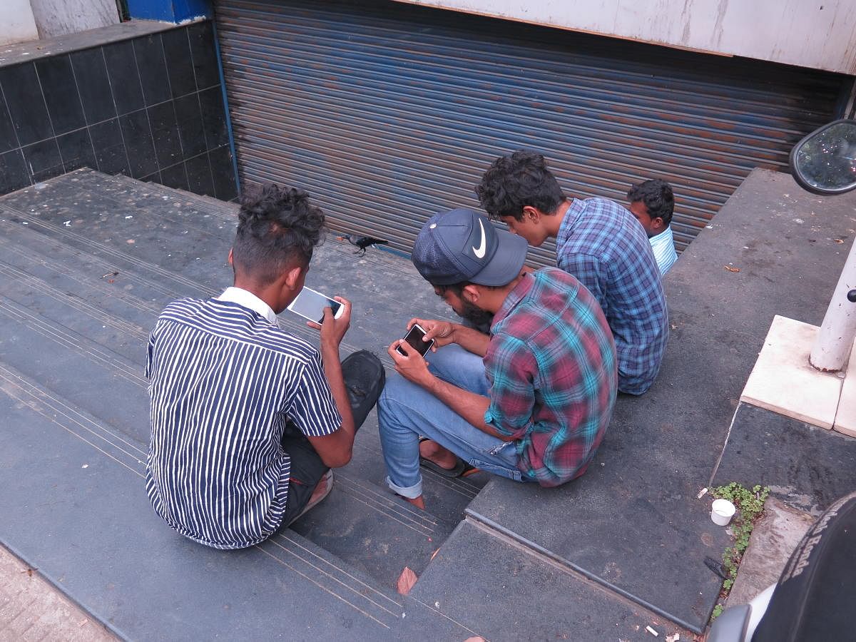 A group of young men playing PUBG in the city. DH photo/Akhil Kadidal 