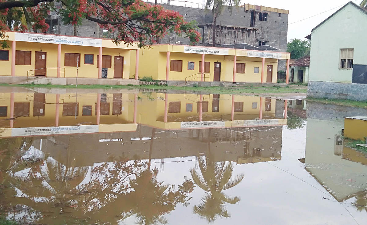 The DPBS government school in Periyapatna of Mysuru district was waterlogged due to heavy rain on Monday. DH Photo