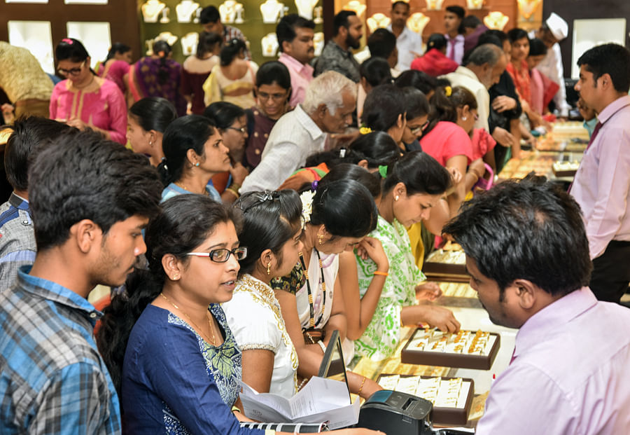 People buying gold jewellery on Akshaya Tritiya. Picture credit: Prashant HG/ DH Photo