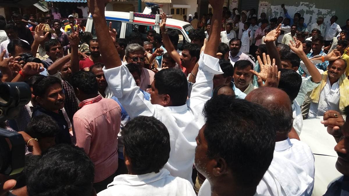 The supporters of K Nikhil and A Sumalatha clash at Doddarasinakere, in Maddur taluk, Mandya district, on Thursday.
