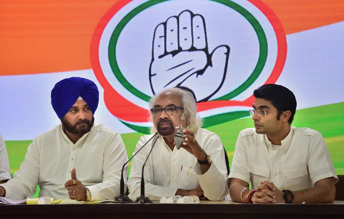 Congress senior leader Sam Pitroda addresses a press conference as party leaders Navjot Singh Sidhu and Jaiveer Shergill look on, at AICC HQ in New Delhi, Monday, May 06, 2019. (PTI Photo)