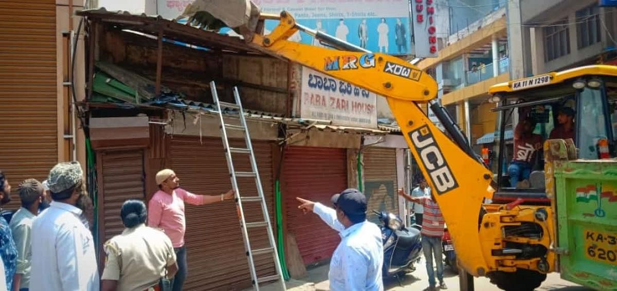 The BBMP is demolishing illegal structures at the city’s markets. These shops had come up on Meenakshi Koil Street, OPH Road Circle. On Saturday, May 4, officials pulled them down. It was their second drive, after the one at KR Market that cleared up road and footpath space.