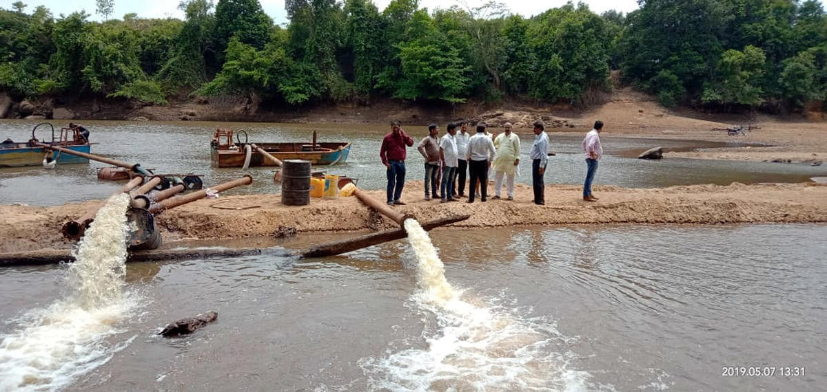 MLA Raghupathi Bhat and CMC members inspect the pumping of water near Bhandary Bettu to the Baje reservoir in Udupi on Tuesday.