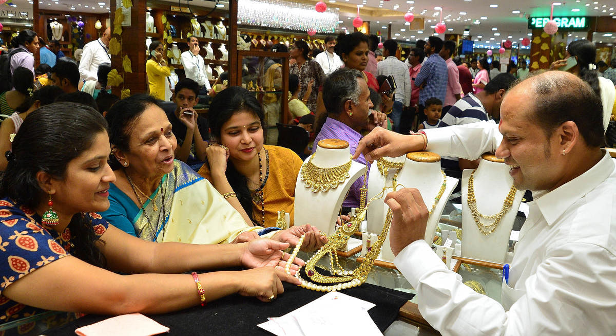 Jewellery stores in Bengaluru saw high footfall on Tuesday on account of Akshaya Tritiya on Tuesday. DH PHOTO/RANJU P 
