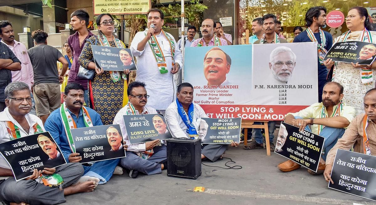 Mumbai: Congress workers stage a protest over Prime Minister Narendra Modi's remarks on Rajiv Gandhi, in Mulund, Mumbai, Tuesday, May 7, 2019. (PTI Photo) (PTI5_7_2019_000200B)