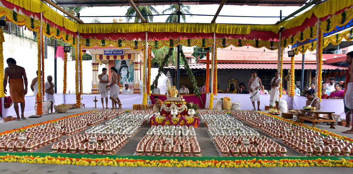 'Kalashas' have been kept ready for Brahmakalashotsava of Kadri Manjunatha temple in Mangaluru. DH Photo/ Govindraj Javali