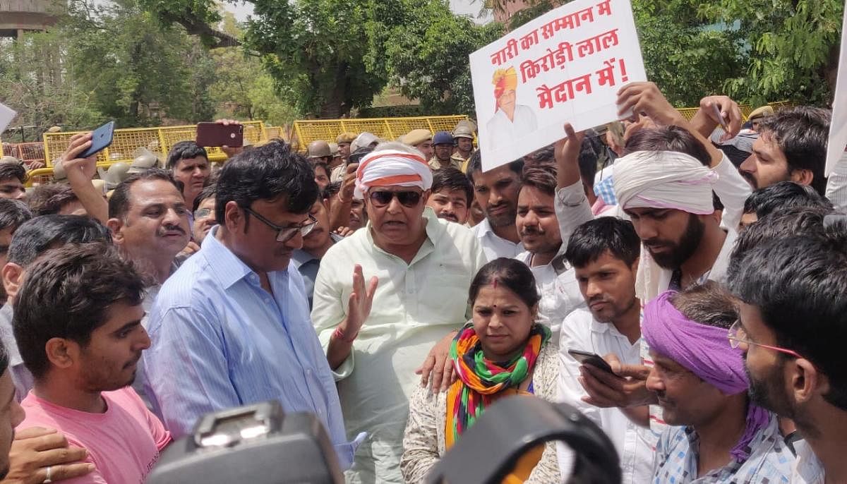 BJP leaders hold a protest against the ruling Congress government for delay in the investigation into the rape case. (DH Photo/Tabeenah Anjum)