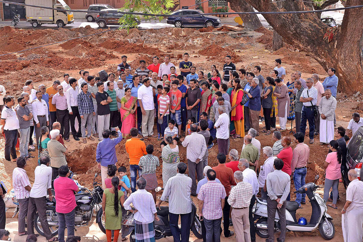 Girinagar residents stage a protest against the plan to build a police station on a playground on Friday. DH Photo.