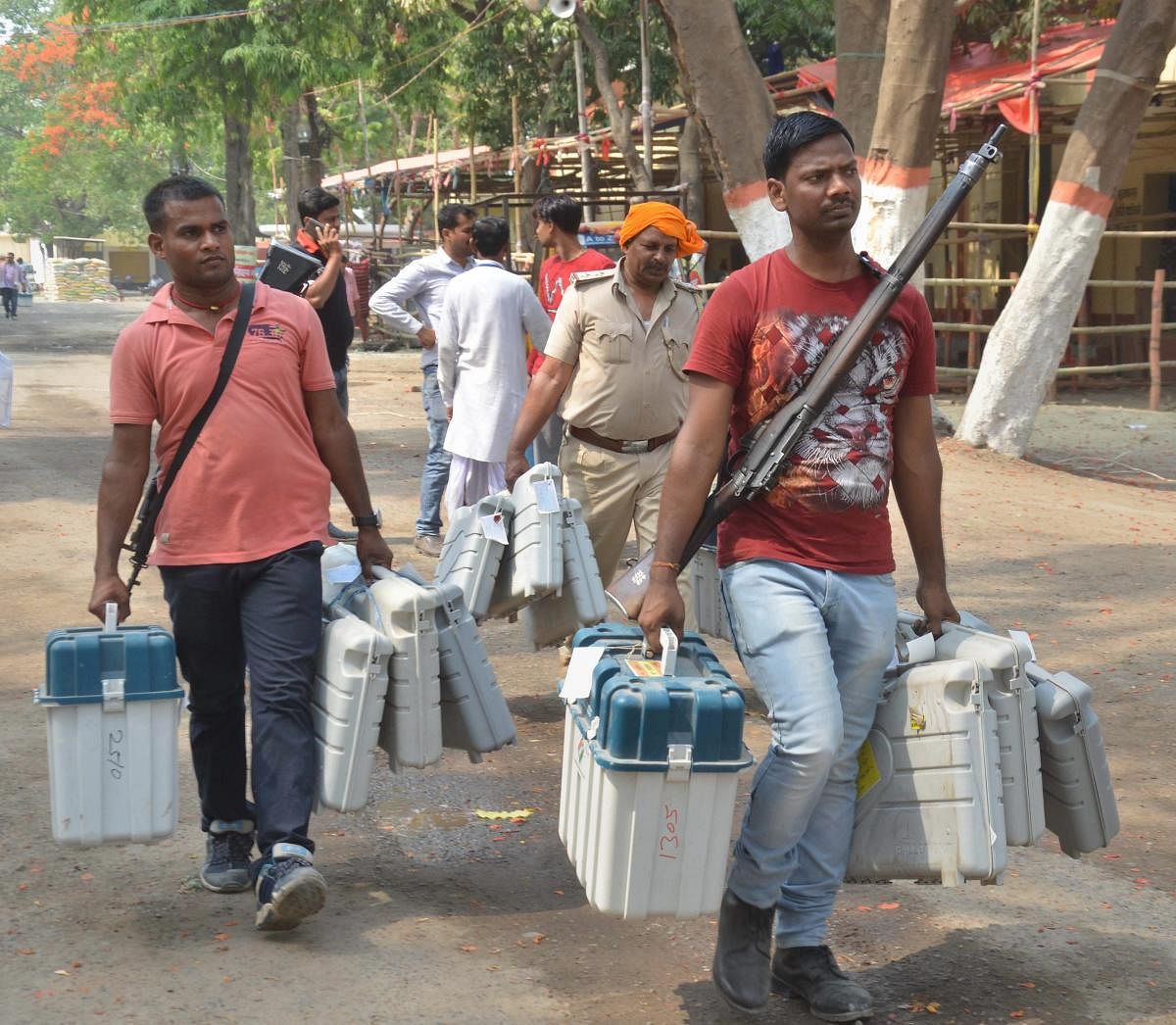 Muzaffarpur: Election officials leave after collecting VVPAT, EVMs and other polling materials from collection centres ahead of the sixth phase of Lok Sabha polls, at Muzaffarpur, Saturday, May 11, 2019. (PTI Photo) (PTI5_11_2019_000068B)