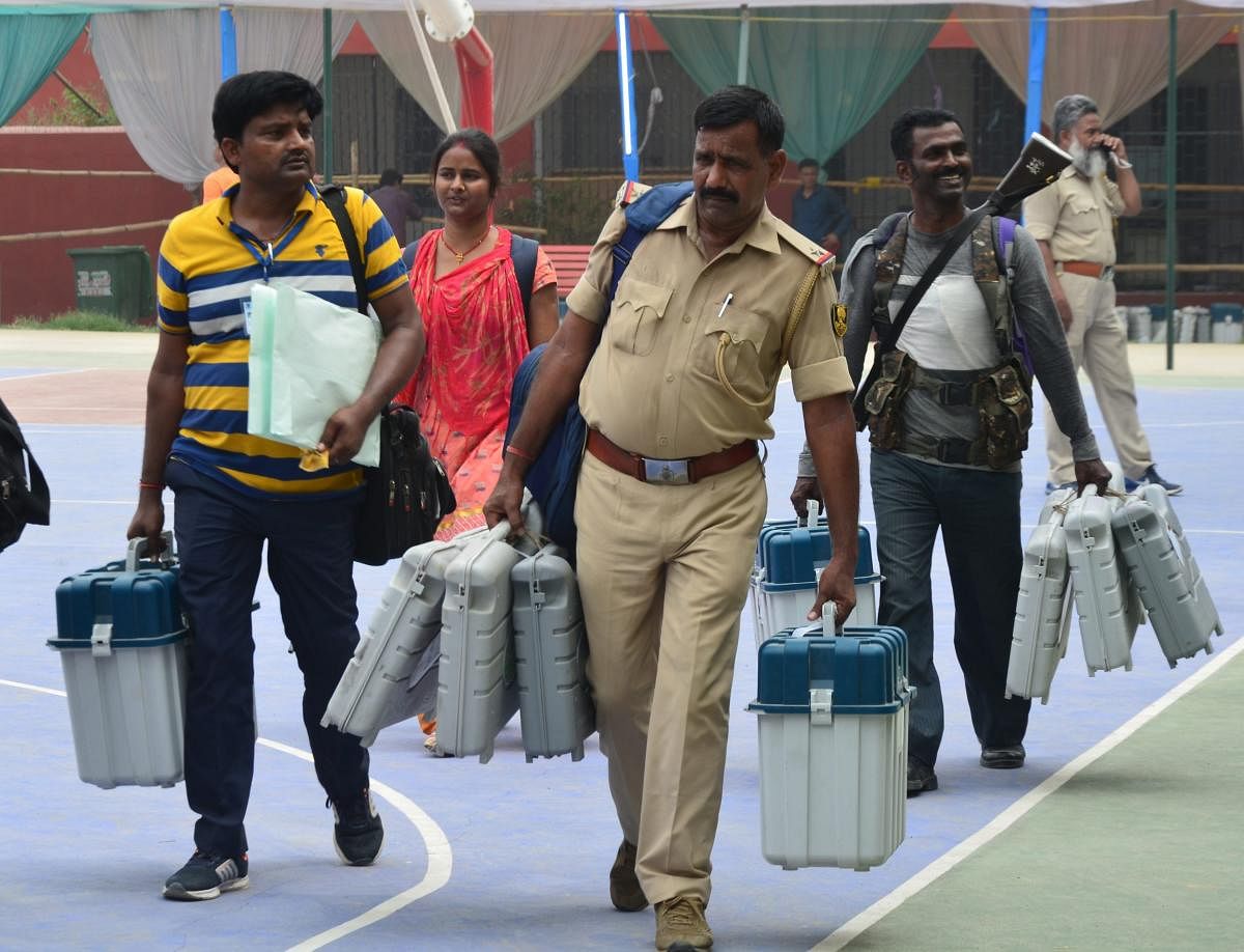 East Champaran: Security personnel leave after collecting VVPAT's, EVM' and other election materials, ahead of sixth phase of Lok Sabha elections at East Champaran district of Bihar, Saturday, May 11, 2019. (PTI Photo)(PTI5_11_2019_000145B)