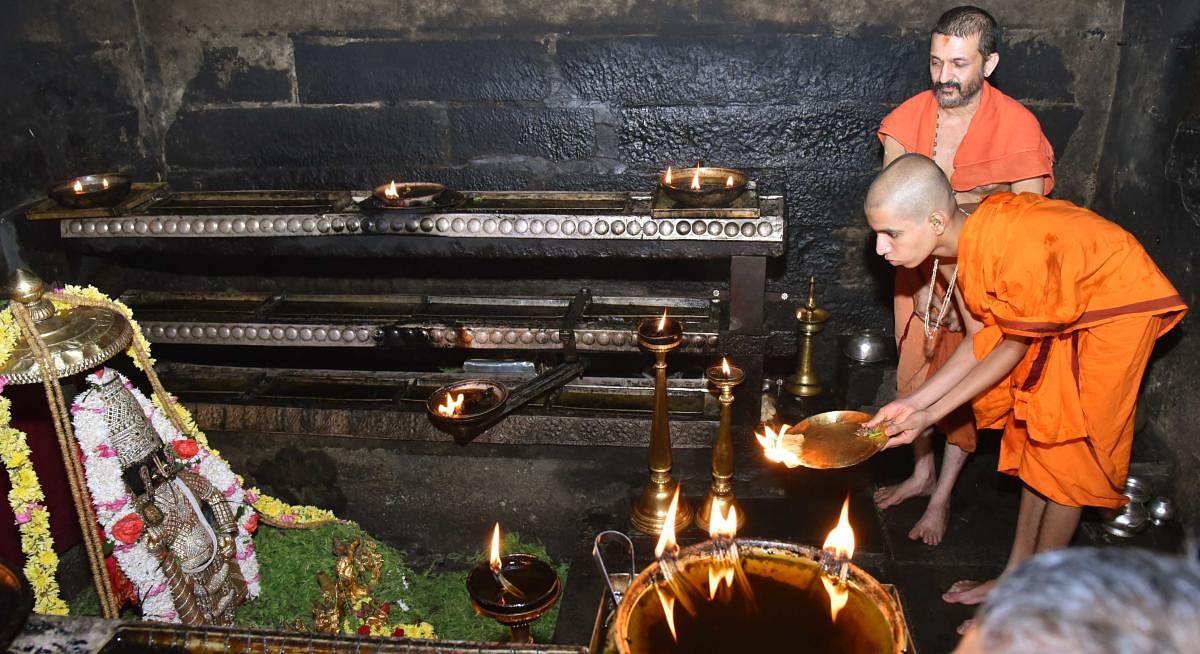 The 31st seer of Palimaru Mutt Vidya Rajeshwara Theertha offers 'mangalarathi' to the idol of Lord Krishna at Sri Krishna Mutt in Udupi on Sunday.