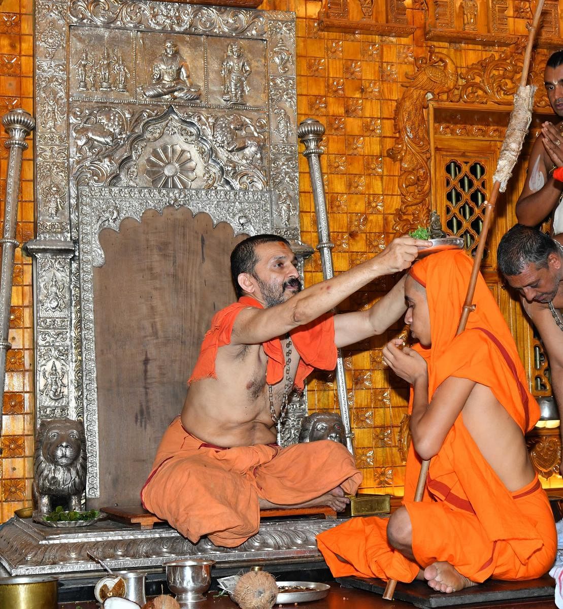 The pattabhisheka of the junior seer of Palimaru Mutt Vidya Rajeshwara Theertha was held at the Krishna Mutt in Udupi on Sunday. dh photo