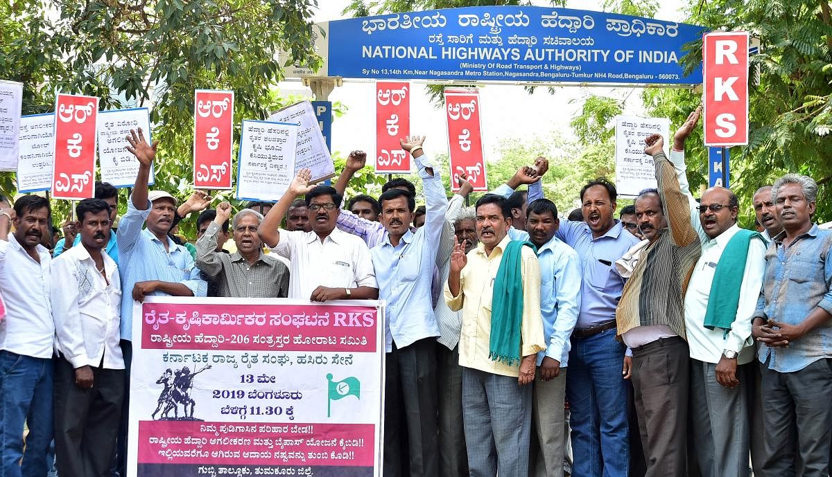 Farmers protest outside the NHAI office in Bengaluru on Monday. DH PHOTO/RANJU P
